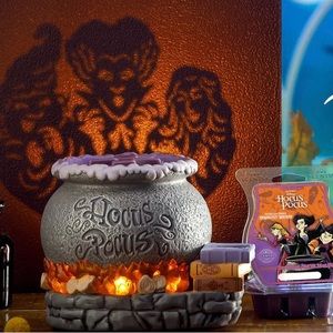 SCENTSY Hocus Pocus Warmer w/ wax included